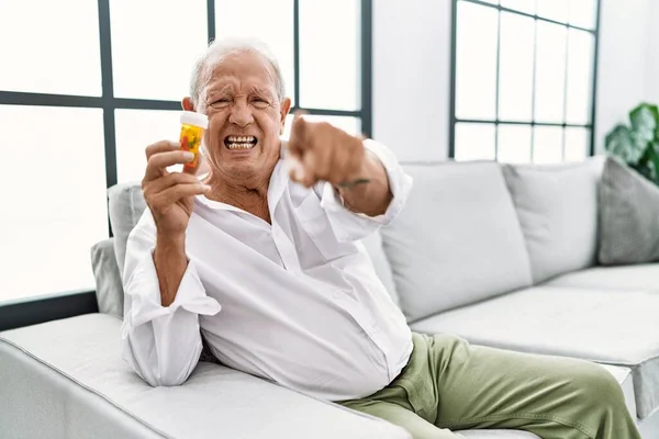Starší Muž Držící Pilulky Ukazuje Kameru Nespokojeně Frustrovaně Naštvaný Naštvaný — Stock fotografie