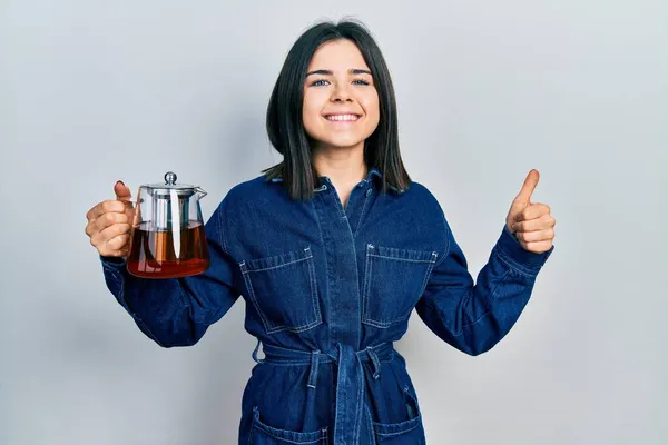 Genç Esmer Kadın Geleneksel Çay Demliği Giyiyor Mutlu Pozitif Gülümsüyor — Stok fotoğraf