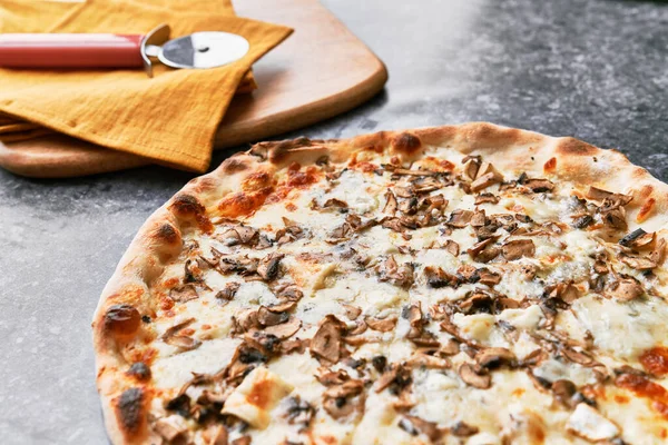 Delicioso Cogumelo Pizza Italiana Uma Superfície Concreto — Fotografia de Stock