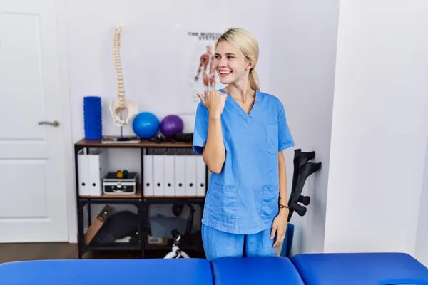Jovem Fisioterapeuta Mulher Trabalhando Clínica Recuperação Dor Sorrindo Com Rosto — Fotografia de Stock