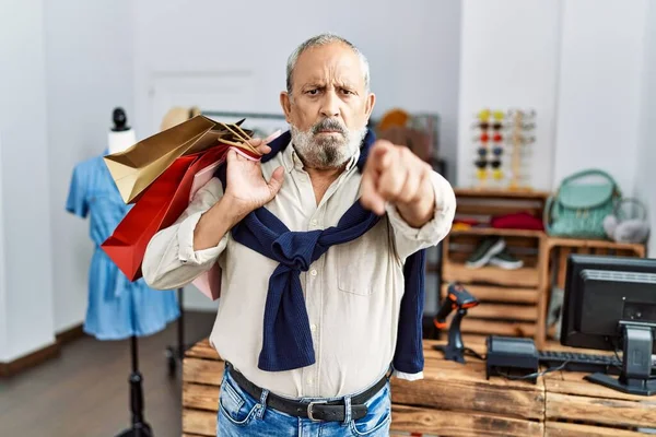 Schöner Älterer Mann Mit Einkaufstaschen Boutique Shop Der Mit Dem — Stockfoto