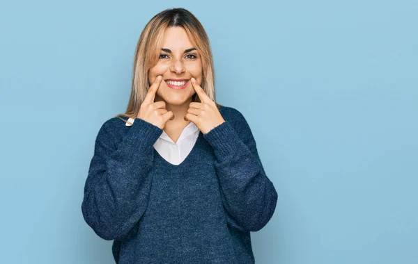 Jeune Femme Caucasienne Portant Des Vêtements Décontractés Souriant Avec Bouche — Photo