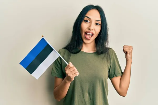 Giovane Ragazza Ispanica Possesso Estonia Bandiera Puntando Pollice Verso Alto — Foto Stock