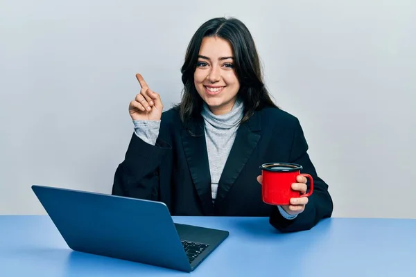 Beautiful Hispanic Business Woman Working Office Drinking Cup Coffee Smiling — Stock Photo, Image