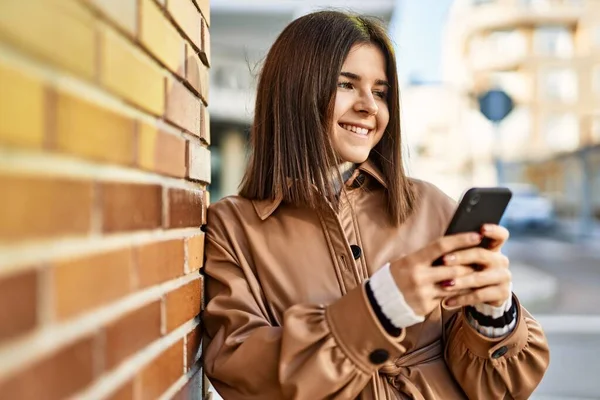 Krásná Mladá Brunetka Pomocí Smartphonu — Stock fotografie