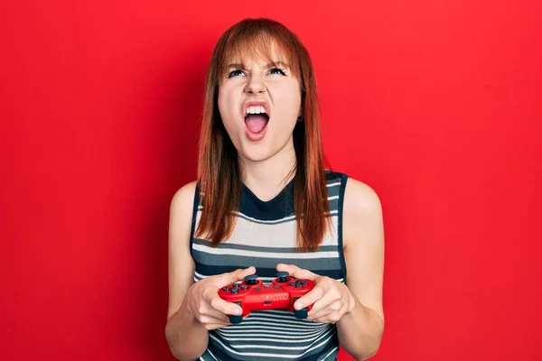 Redhead Young Woman Playing Video Game Holding Controller Angry Mad — Fotografia de Stock