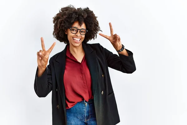 Африканская Американка Афроволосами Деловой Куртке Очках Улыбающихся Языком Показывает Пальцы — стоковое фото