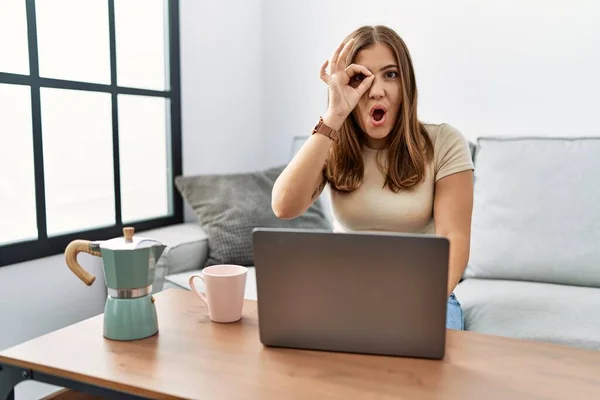 Giovane Donna Bruna Che Utilizza Computer Portatile Casa Bere Una — Foto Stock