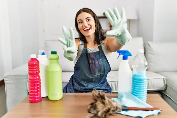 Young Brunette Woman Wearing Cleaner Apron Gloves Cleaning Home Showing — Fotografia de Stock