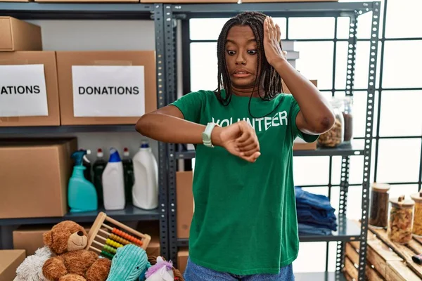 Bağışlarda Gönüllü Tişört Giyen Afro Amerikalı Genç Bir Kadın Saat — Stok fotoğraf