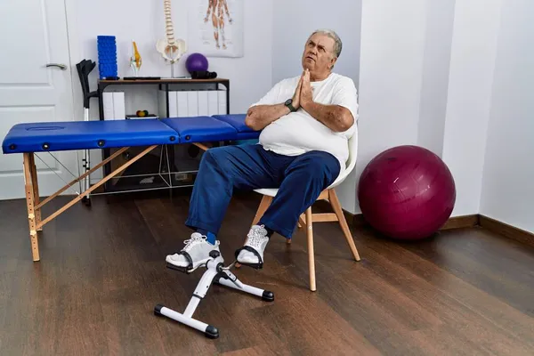Homem Caucasiano Sênior Clínica Fisioterapia Usando Pedal Exercitador Implorando Orando — Fotografia de Stock