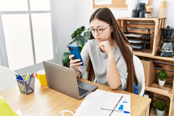 Genç Asyalı Kadın Ofiste Akıllı Telefon Kullanıyor — Stok fotoğraf