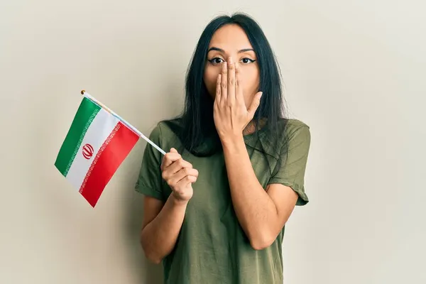 Fiatal Spanyol Lány Kezében Irán Zászló Fogja Száját Kézzel Sokkos — Stock Fotó