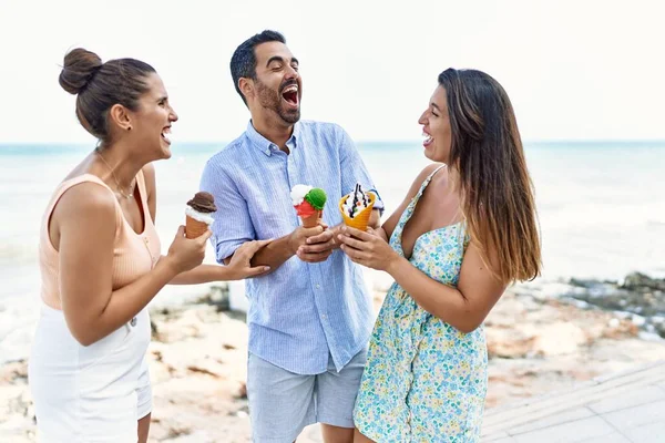 Tres Jóvenes Amigos Hispanos Sonriendo Felices Comiendo Helado Playa — Foto de Stock