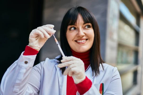 Jeune Femme Brune Portant Uniforme Médecin Tenant Seringue Vaccin Ville — Photo