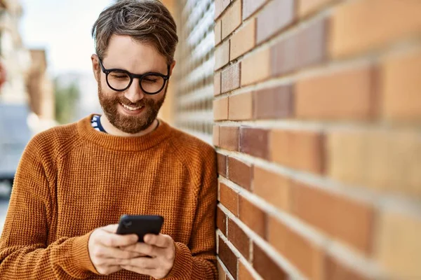 Jonge Blanke Man Met Baard Met Behulp Van Smartphone Buiten — Stockfoto