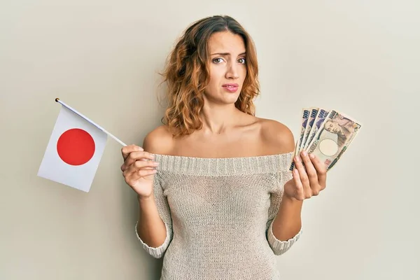 Молодая Кавказская Женщина Японским Флагом Банкнотами Руках Знает Понимает Выражения — стоковое фото