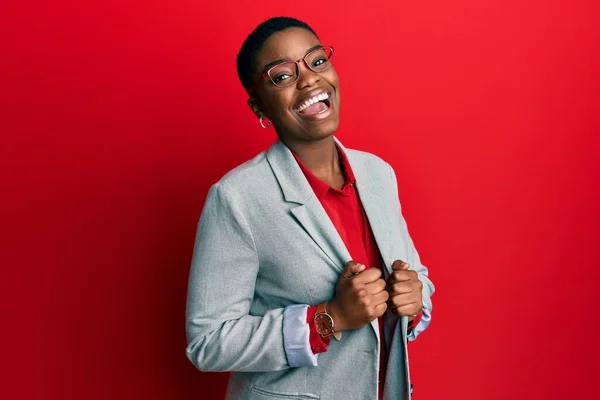 Fiatal Afro Amerikai Visel Üzleti Kabát Szemüveg Kacsintás Kamerába Szexi — Stock Fotó