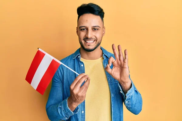 Ung Arabisk Man Håller Strutsflagga Gör Tecken Med Fingrar Ler — Stockfoto