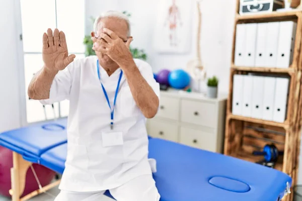 Uomo Anziano Fisioterapia Che Lavora Alla Clinica Recupero Del Dolore — Foto Stock