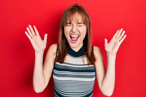 Roodharige Jonge Vrouw Draagt Casual Shirt Vieren Gek Gek Voor — Stockfoto