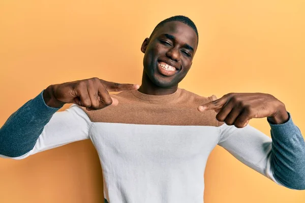 Ung Afrikansk Amerikan Man Bär Casual Kläder Ser Säker Med — Stockfoto