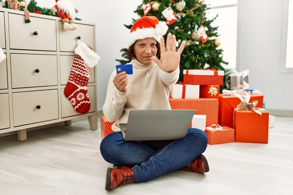 Mulher Hispânica Meia Idade Usando Chapéu Natal Segurando Presente Cartão — Fotografia de Stock