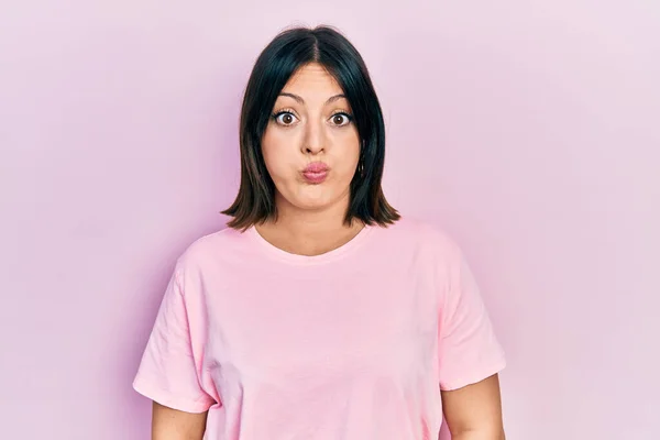 Mulher Hispânica Jovem Vestindo Casual Rosa Shirt Bochechas Inchadas Com — Fotografia de Stock