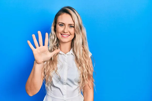 Mooie Jonge Blonde Vrouw Dragen Casual Wit Shirt Tonen Wijzen — Stockfoto