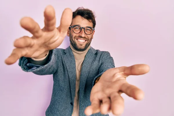 Sakallı Ceketli Gözlüklü Yakışıklı Kameraya Sarılıp Gülümseyen Bir Adam Mutluluğu — Stok fotoğraf