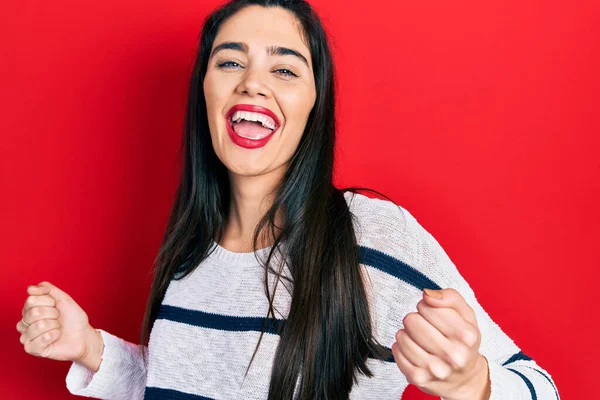 Jong Latijns Amerikaans Meisje Draagt Casual Kleding Erg Blij Opgewonden — Stockfoto