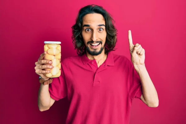 Jovem Hispânico Segurando Garrafa Com Batatas Cozidas Sorrindo Com Uma — Fotografia de Stock