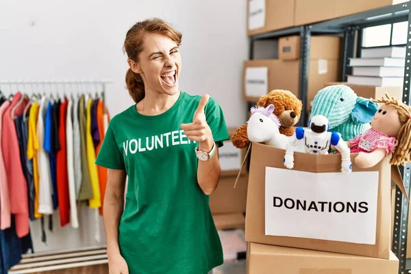 Mulher Branca Bonita Vestindo Shirt Voluntária Doações Ficar Apontando Dedos — Fotografia de Stock