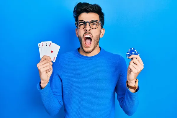 Молодой Латиноамериканец Играющий Покер Фишками Картами Казино Злой Безумный Кричащий — стоковое фото