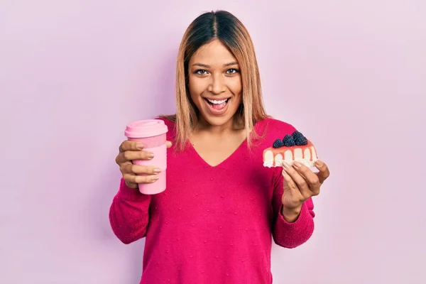 Hermosa Mujer Hispana Sosteniendo Una Taza Café Para Llevar Pastel —  Fotos de Stock