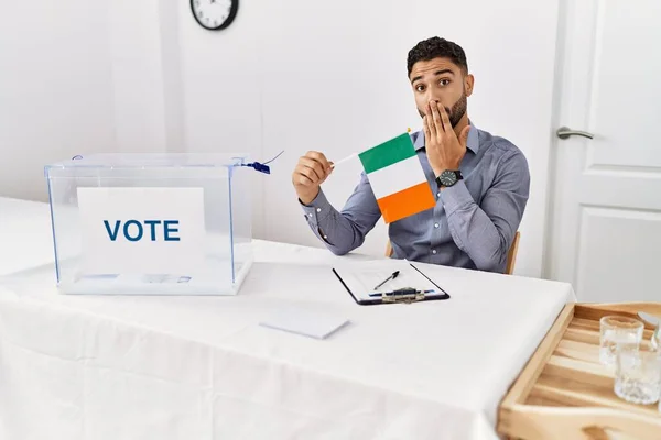 Mladý Pohledný Muž Plnovousem Politických Volbách Držící Irskou Vlajku Zakrytou — Stock fotografie