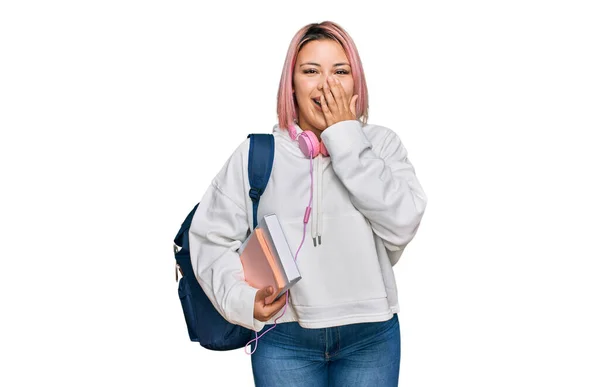 Іспаномовна Жінка Рожевим Волоссям Студентському Рюкзаку Навушниках Сміється Соромливо Хіхіхікає — стокове фото