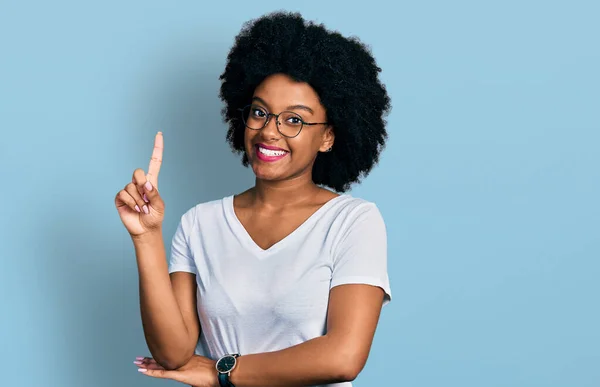Молода Афроамериканська Жінка Одягнена Білу Сорочку Вказує Пальцем Вгору Успішною — стокове фото