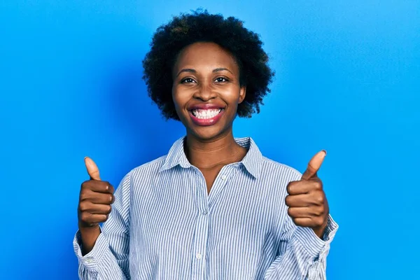 Молода Афро Американська Жінка Одягнена Випадковий Знак Успіху Одязі Робить — стокове фото