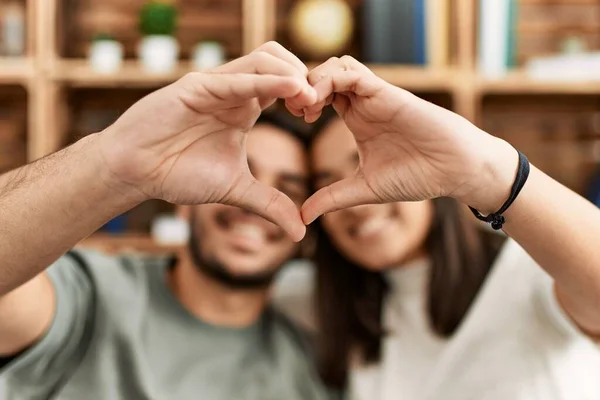 Giovane Coppia Latina Sorridente Felice Facendo Simbolo Del Cuore Con — Foto Stock