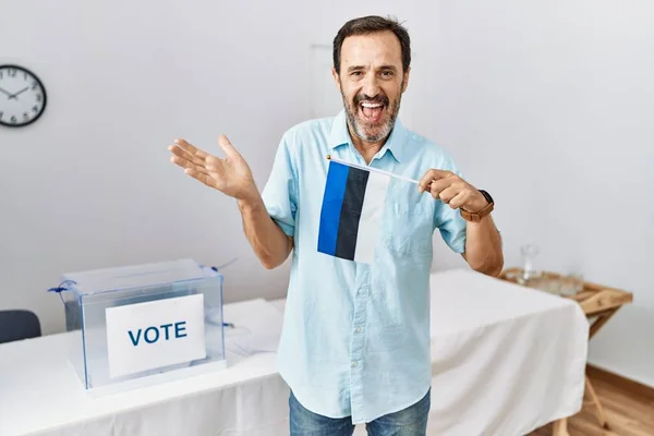 Чоловік Середнього Віку Бородою Виборах Політичних Кампаній Тримає Прапор Естонії — стокове фото