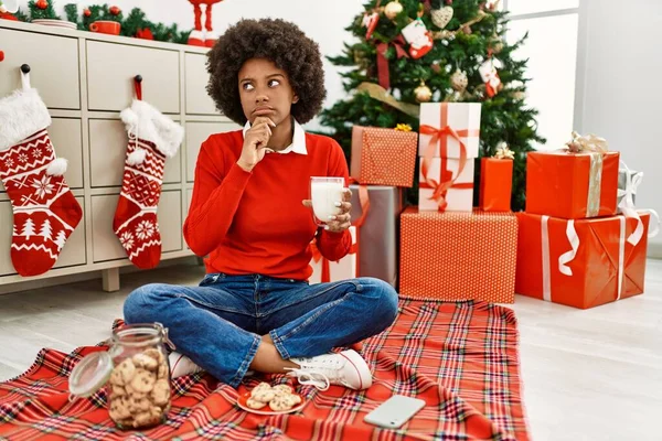 Jovem Afro Americana Com Cabelo Afro Comendo Doces Sentados Junto — Fotografia de Stock