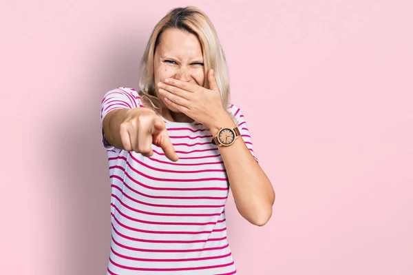 Jeune Femme Caucasienne Portant Des Vêtements Décontractés Moquant Vous Pointant — Photo