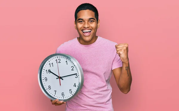 Jeune Homme Hispanique Beau Tenant Grande Horloge Criant Fier Célébrant — Photo