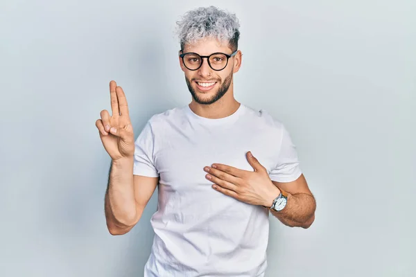 Junger Hispanischer Mann Mit Modern Gefärbten Haaren Weißem Shirt Und — Stockfoto