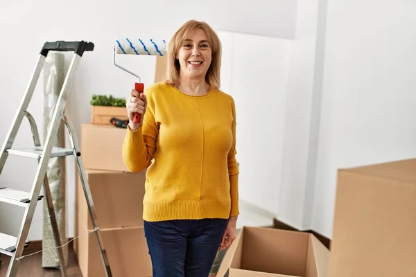 Mujer Rubia Mediana Edad Usando Rodillo Pintura Casa Nueva — Foto de Stock