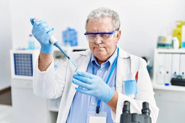 Homem Cabelos Grisalhos Meia Idade Usando Uniforme Cientista Usando Pipeta — Fotografia de Stock