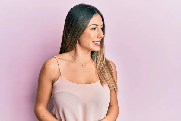 Jeune Femme Hispanique Portant Shirt Décontracté Sans Manches Regardant Vers — Photo