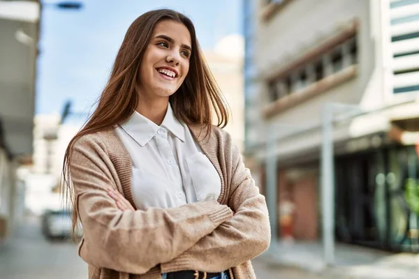Νεαρή Ισπανίδα Επιχειρηματίας Χαμογελά Χαρούμενη Που Στέκεται Στην Πόλη — Φωτογραφία Αρχείου