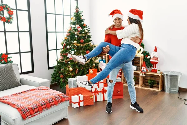 남녀가 행복하게 미소짓고 집에서 크리스마스 포옹하는 — 스톡 사진